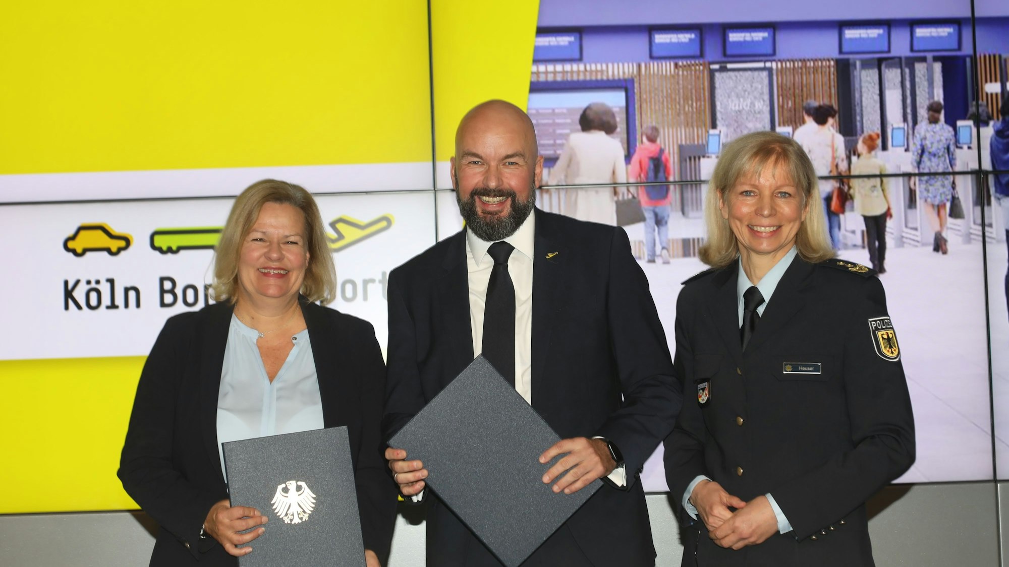 Bundesinnenministerin Nancy Faeser (l.) und Barbara Heuser (r.) übergaben Flughafenchef Thilo Schmid am Montag die Hoheit über die Sicherheitskontrollen.
