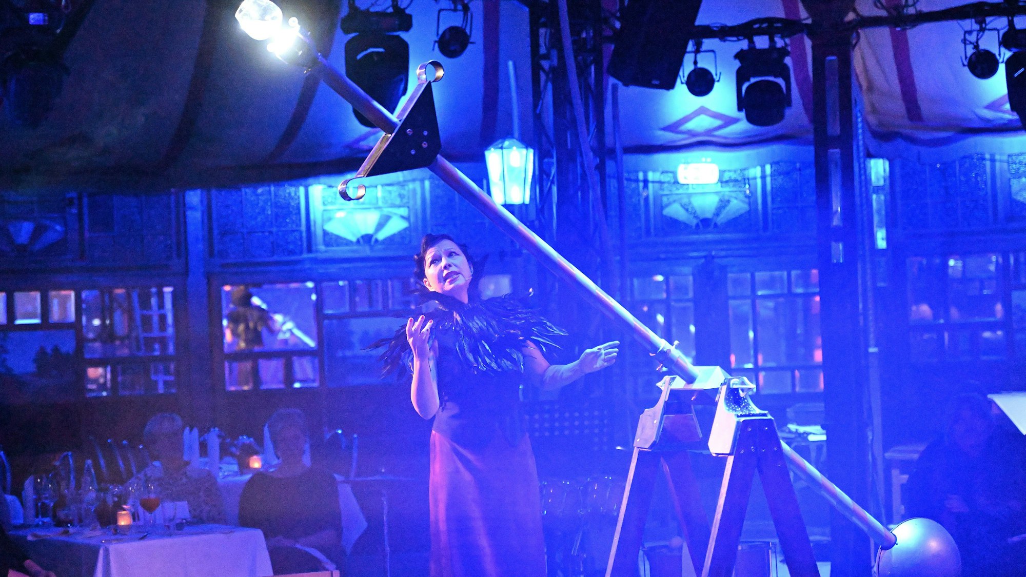 Eine Wippe ist bei der Premiere im Altenberger Spiegelzelt zu sehen.