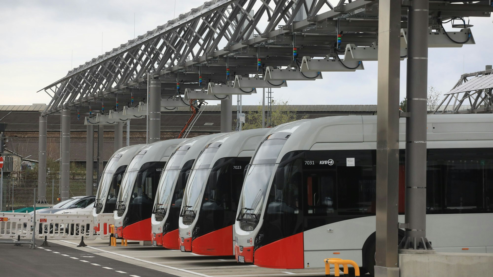 Elektro-Busse auf dem Busbetriebshof der KVB an der Kaiserstraße in Köln-Porz.