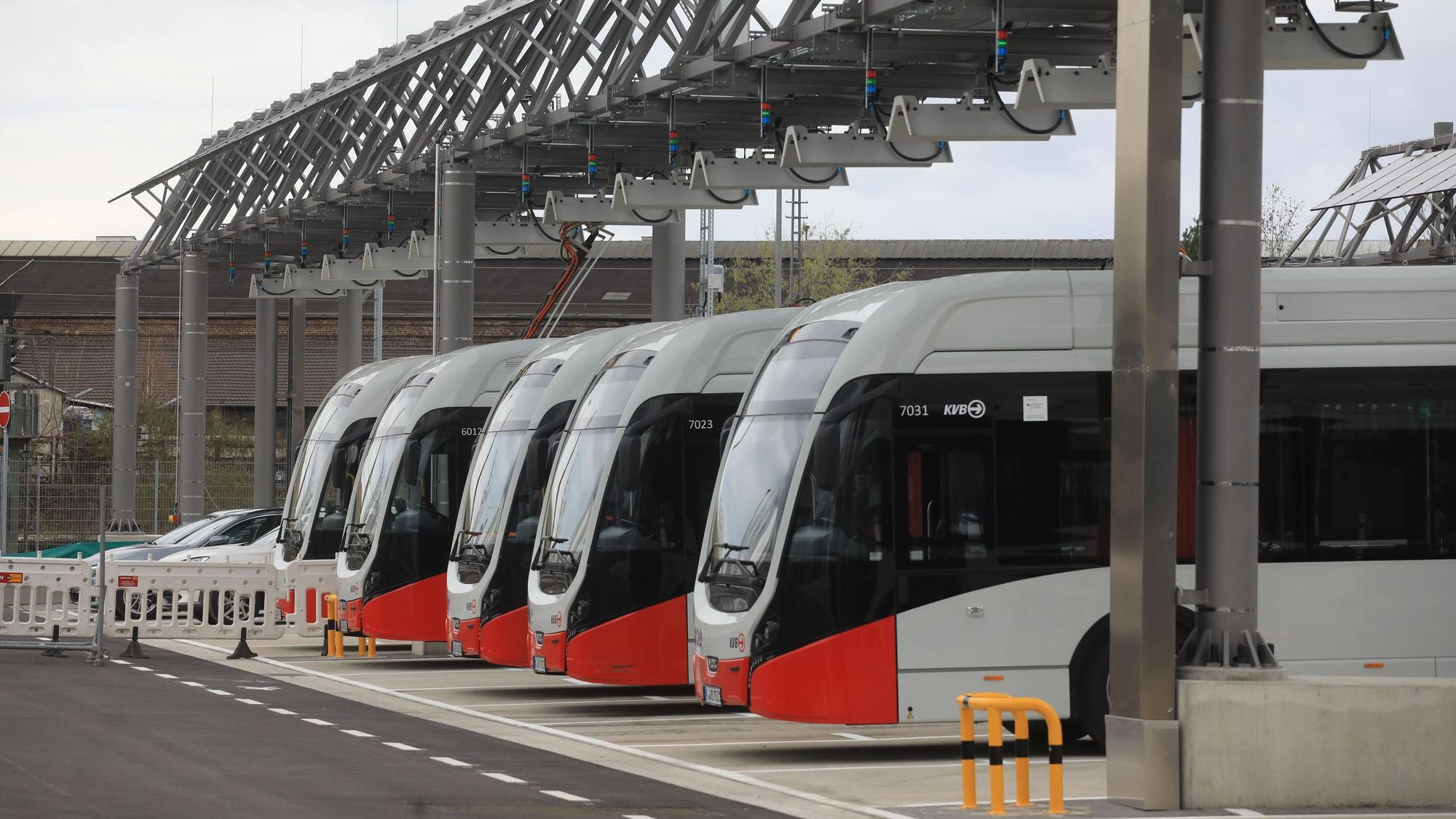Elektro-Busse auf dem neuen Busbetriebshof der KVB an der Kaiserstraße in Köln-Porz.