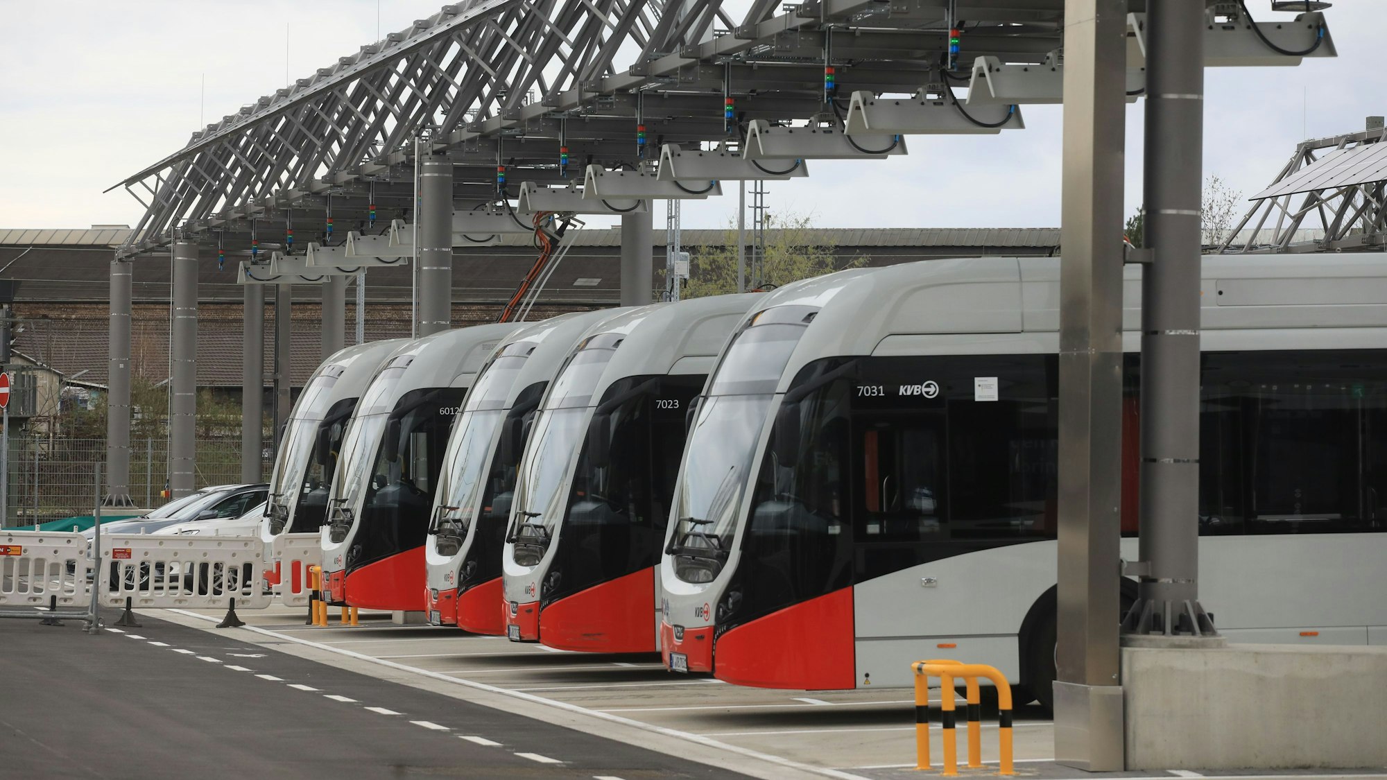Elektro-Busse auf dem neuen Busbetriebshof der KVB an der Kaiserstraße in Köln-Porz.