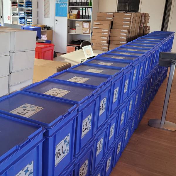 Blick ins Wahlbüro der Stadt Bergisch Gladbach