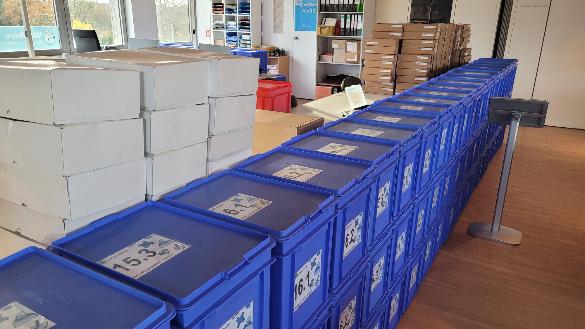 Blick ins Wahlbüro der Stadt Bergisch Gladbach