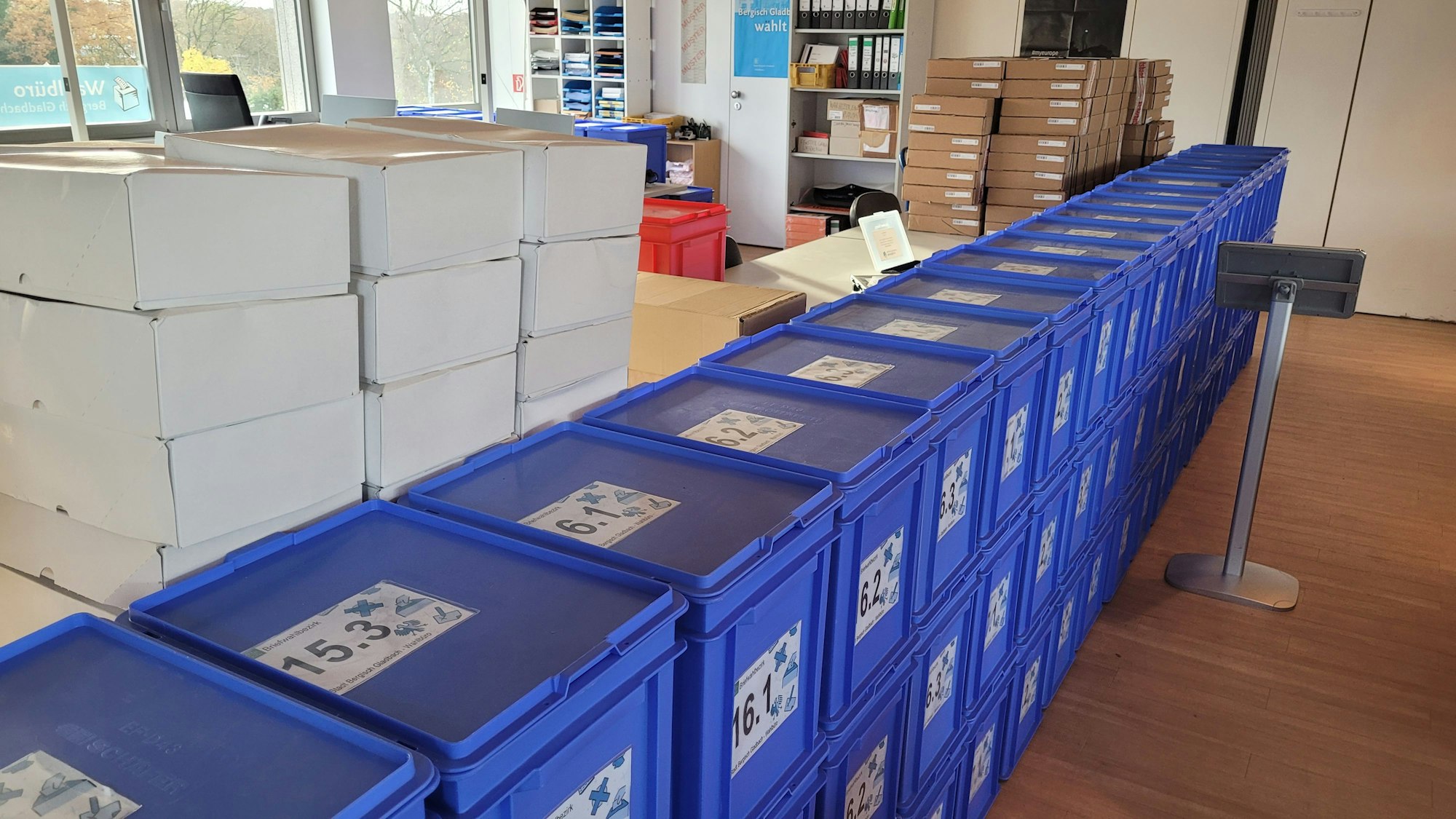 Blick ins Wahlbüro der Stadt Bergisch Gladbach