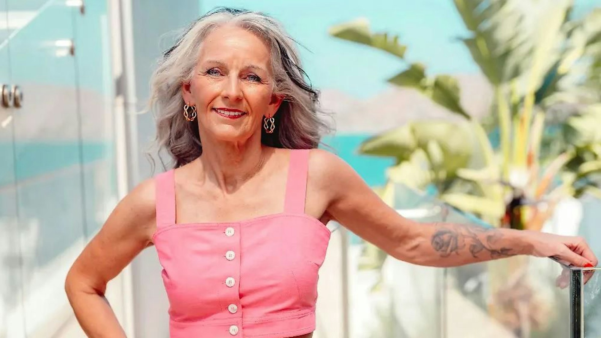 Sabine aus Troisdorf ist dreifache Mutter und eine von 18 Kandidatinnen der RTL-Datingshow „Golden Bachelor“. Sie schaut auf dieser Fotografie lächelnd in die Kamera.