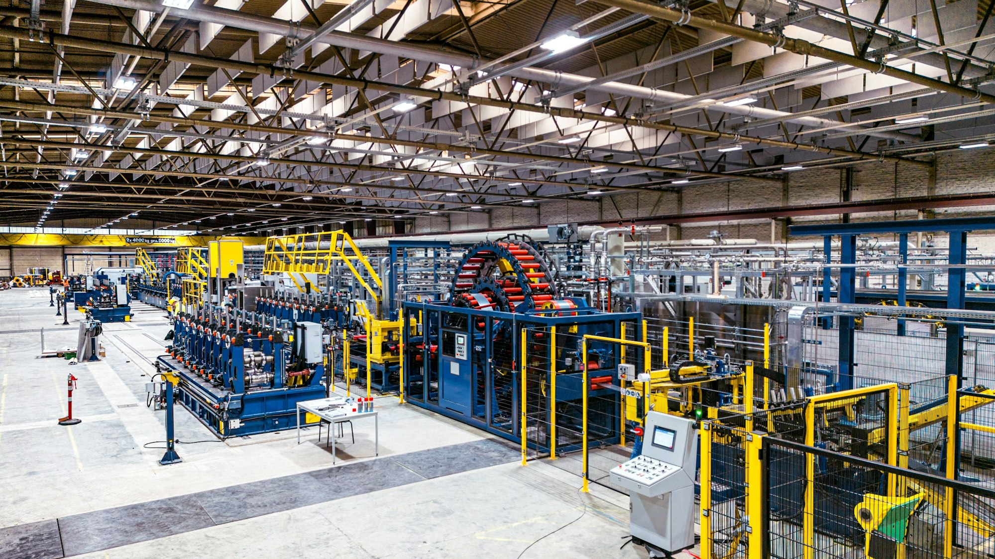 Blick in die große Halle mit der neuen Maschine.