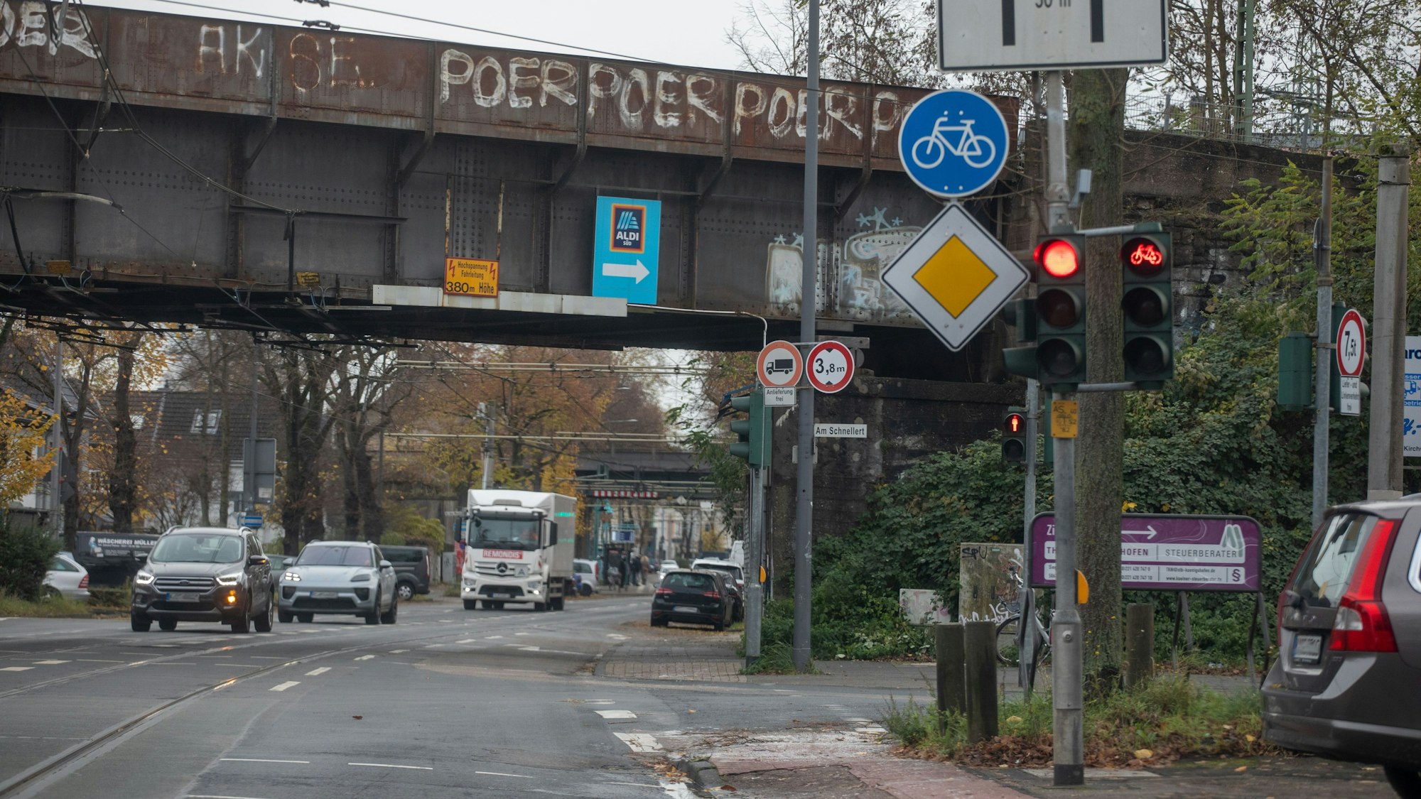 Neben dem generellen Lkw-Durchfahrverbot auf der Siegburger Straße in Poll gibt es zusätzlich eine Auflage für den Baustellenverkehr vom Deutzer Hafen.