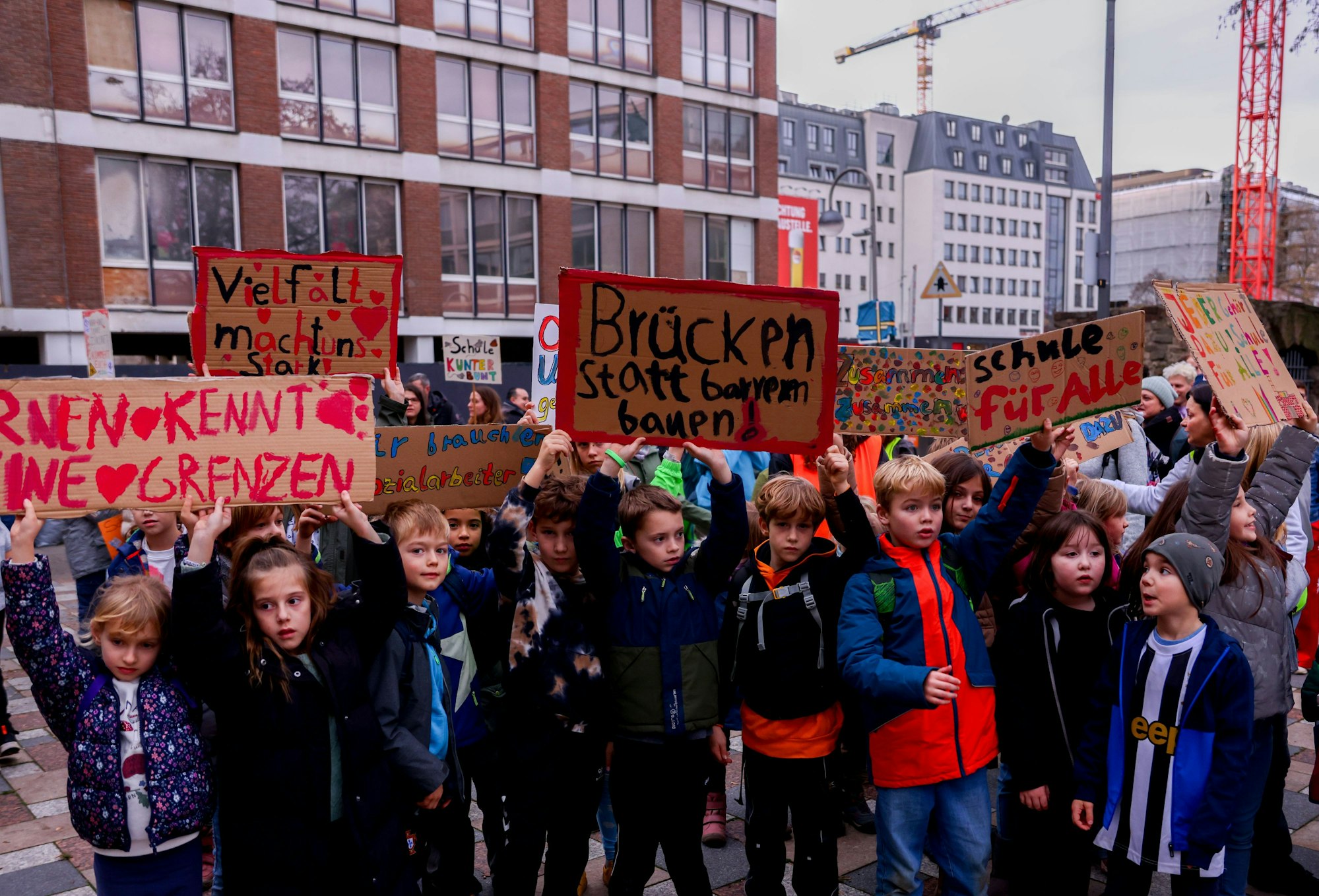 Kinder demonstrieren für bessere Bedingungen im gemeinsamen Lernen.