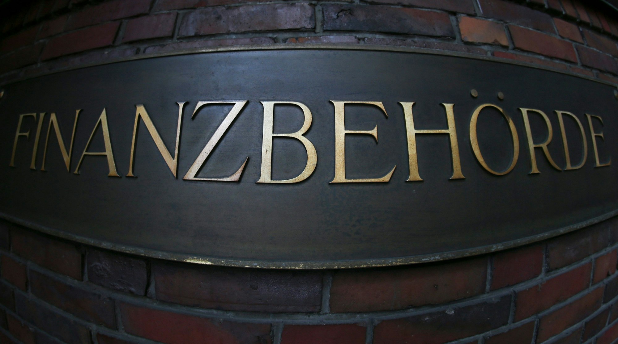 ARCHIV - 27.12.2013, Hamburg: Ein Schild mit der Aufschrift "Finanzbehörde" hängt am Behördensitz am Hamburger Gänsemarkt (zu dpa: «Finanzbehörde warnt vor gefälschten Steuerbescheiden») Foto: Axel Heimken/dpa +++ dpa-Bildfunk +++
