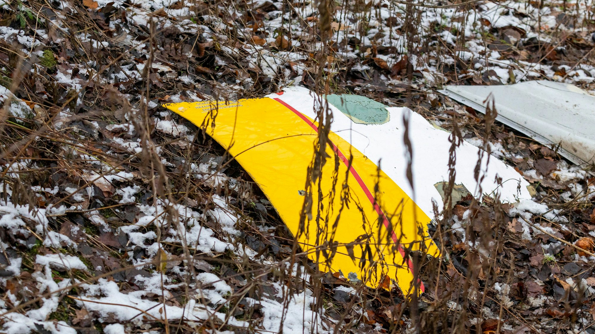 Ein Trümmerteil des Frachtflugzeugs, das in der Hauptstadt Litauens in ein Wohnhaus stürzte.