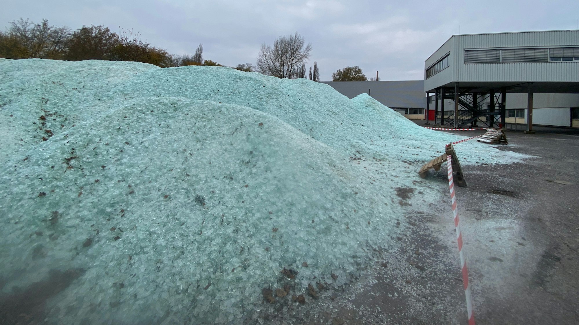 Bruchglas lagert offen auf dem Betriebsgelände von Saint Gobain.
