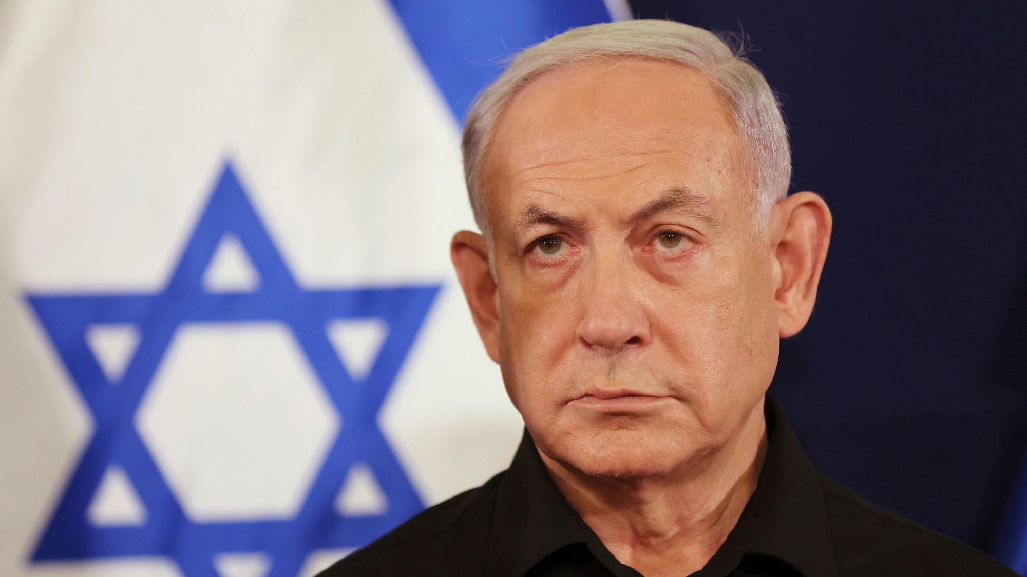 ARCHIV - 29.10.2023, Israel, Tel Aviv: Benjamin Netanjahu, Ministerpräsident von Israel, nimmt an einer Pressekonferenz in der Militärbasis Kirya teil. (zu dpa: «Haftbefehl gegen Netanjahu beschäftigt G7») Foto: Abir Sultan/Pool European Pressphoto Agency/AP/dpa +++ dpa-Bildfunk +++