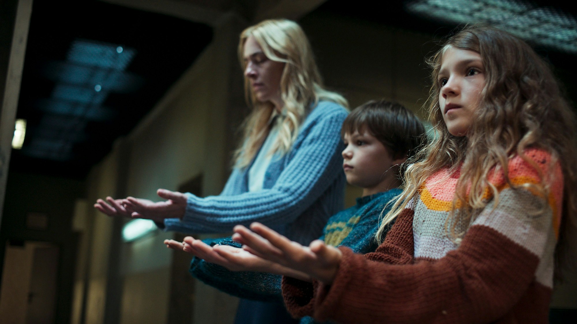 HANDOUT - 13.03.2023, ---: Kim Riedle (l-r) als Jasmin Grass, Naila Schuberth als Hannah und Sammy Schrein als Jonathan in einer Szene der Thriller-Streaming-Serie «Liebes Kind» (undatierte Filmszene). In der Kategorie «Fernsehfilm/Miniserie» wurde die von Constantin Film produzierten Netflix-Reihe in New York am 25.11.2024 (Ortszeit) bei den 52. International Emmys ausgezeichnet. (zu dpa "Deutsche Serie «Liebes Kind» gewinnt International Emmy") Foto: Netflix/dpa - ACHTUNG: Nur zur redaktionellen Verwendung im Zusammenhang mit einer Berichterstattung über das Streaming der Netflix-Serie und nur mit vollständiger Nennung des vorstehenden Credits +++ dpa-Bildfunk +++