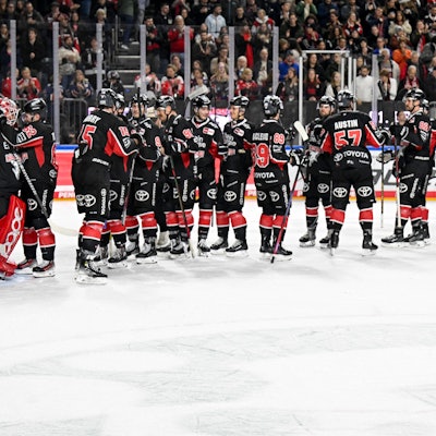 Eishockey DEL - 24/25 -20. Spieltag: Kölner Haie vs Nürnberg Ice Tigers am 26.11.2024 in der LANXESS arena in Köln Kölner Spieler freuen sich über den Sieg *** Ice Hockey DEL 24 25 20 Matchday Cologne Sharks vs Nuremberg Ice Tigers on 26 11 2024 at the LANXESS arena in Cologne Cologne players are happy about the victory WD