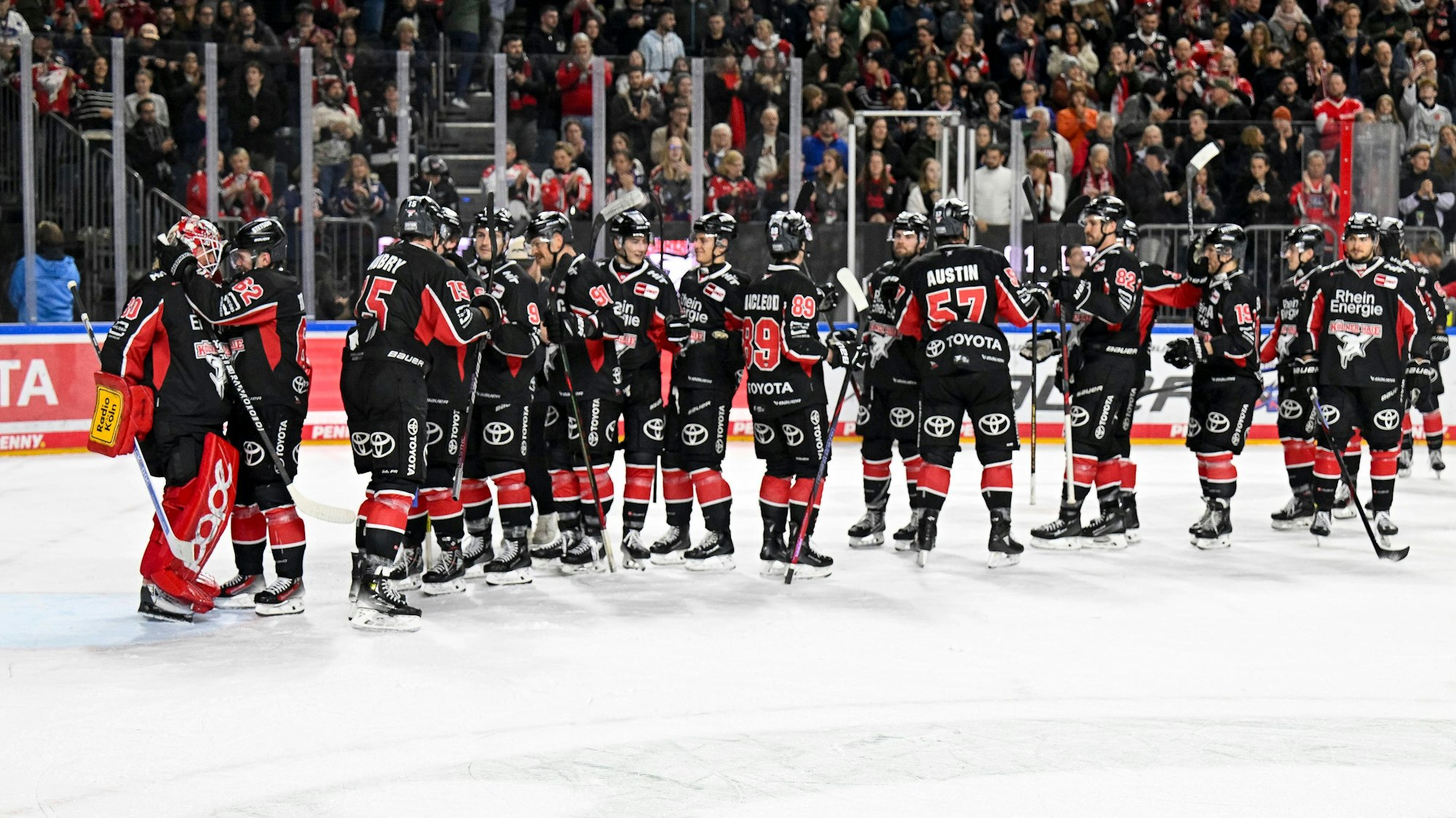 Eishockey DEL - 24/25 -20. Spieltag: Kölner Haie vs Nürnberg Ice Tigers am 26.11.2024 in der LANXESS arena in Köln Kölner Spieler freuen sich über den Sieg *** Ice Hockey DEL 24 25 20 Matchday Cologne Sharks vs Nuremberg Ice Tigers on 26 11 2024 at the LANXESS arena in Cologne Cologne players are happy about the victory WD
