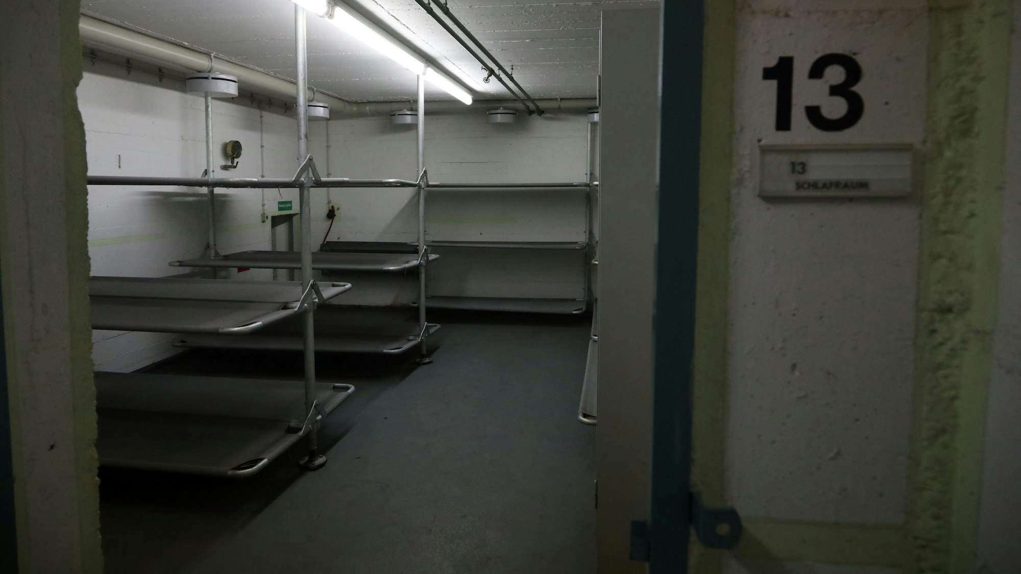 18.06.2024, Köln: Ein Rundgang im Schutzbunker unter der Gesamtschule Lindenthal soll eine Dokumentationsstätte des Kalter Krieges werden. Foto: Arton Krasniqi