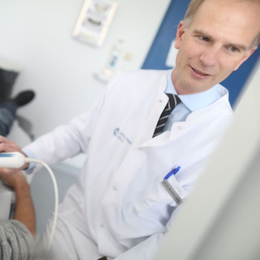 Christoph Neumann-Haefelin misst die Härte der Leber