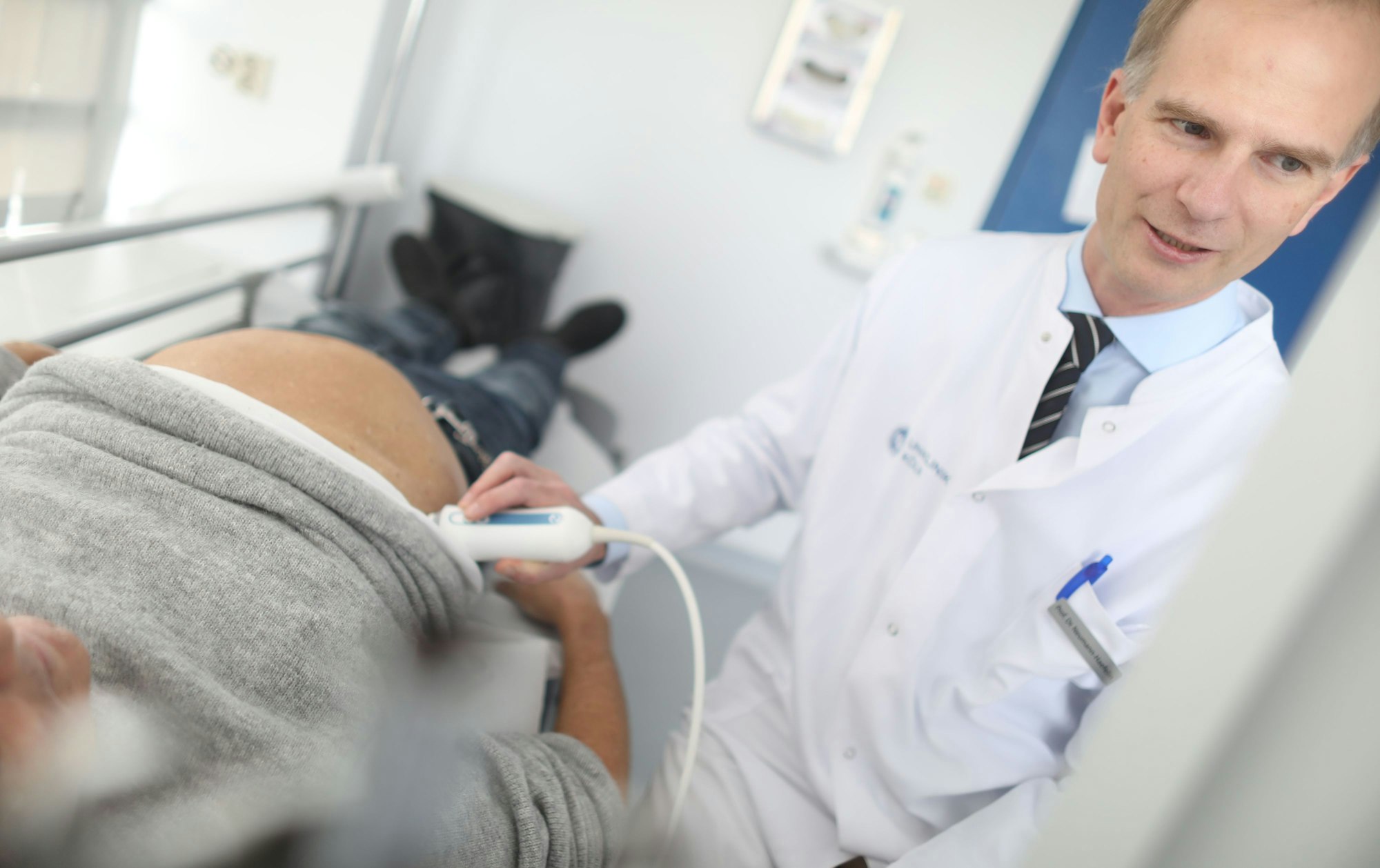 Christoph Neumann-Haefelin misst die Härte der Leber