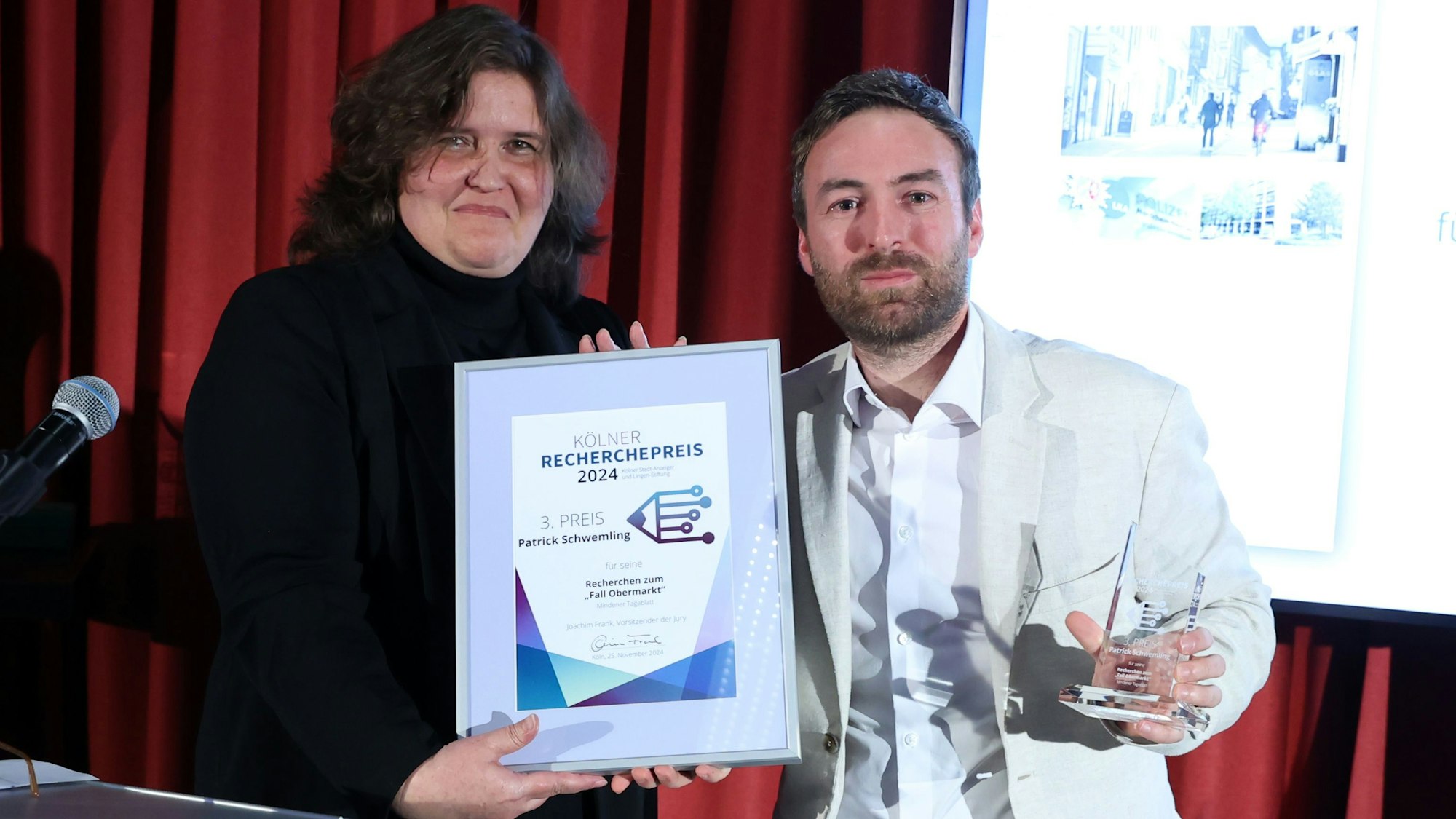 Patrick Schwemling, Träger des dritten Preises, mit Jury-Mitglied und Laudatorin Annette Binninger