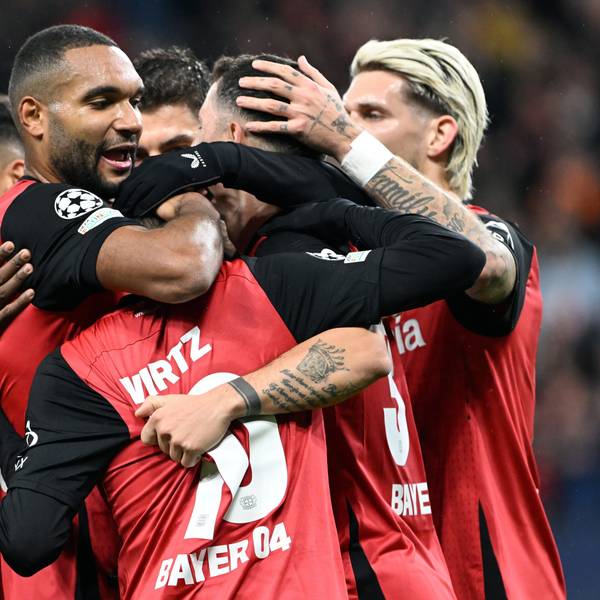 Leverkusens Spieler bejubeln das Tor zum 3:0 von Florian Wirtz (M).