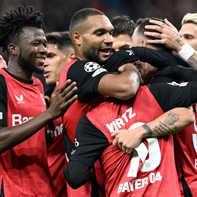 Leverkusens Spieler bejubeln das Tor zum 3:0 von Florian Wirtz (M).