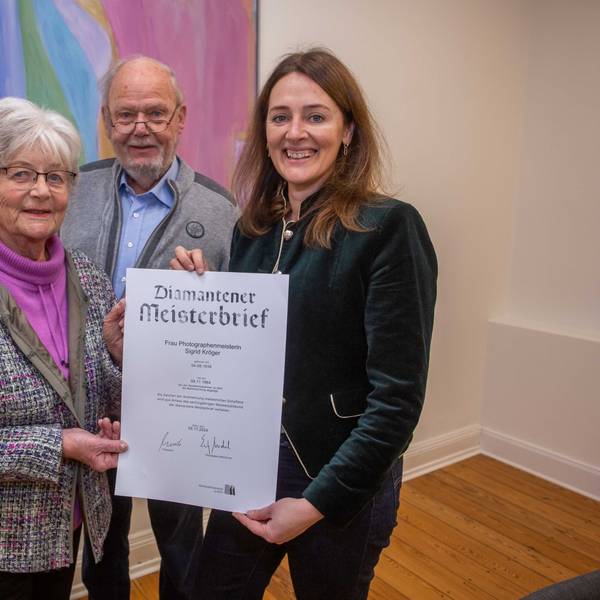 Von Waldbröls Bürgermeisterin Larissa Weber (rechts) hat Sigrid Kröger den diamantenen Meisterbrief der Handwerkskammer zu Köln erhalten, auch Ehemann Klaus freut sich darüber.