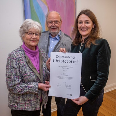 Von Waldbröls Bürgermeisterin Larissa Weber (rechts) hat Sigrid Kröger den diamantenen Meisterbrief der Handwerkskammer zu Köln erhalten, auch Ehemann Klaus freut sich darüber.