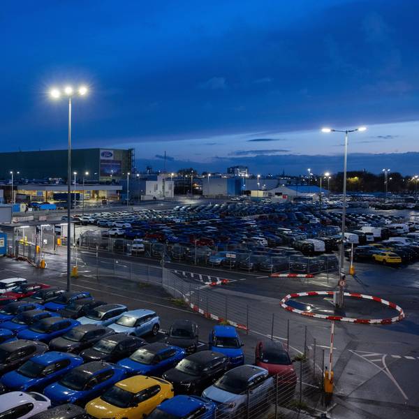 Elektroautos vom Typ Explorer und Capri stehen auf dem Werksgelände der Ford-Werke in Köln-Niehl.
