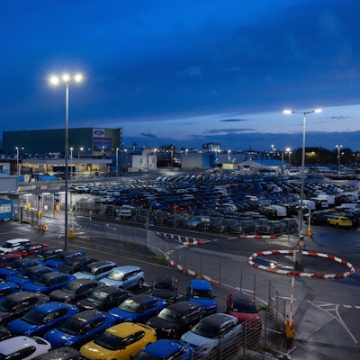 Elektroautos vom Typ Explorer und Capri stehen auf dem Werksgelände der Ford-Werke in Köln-Niehl.