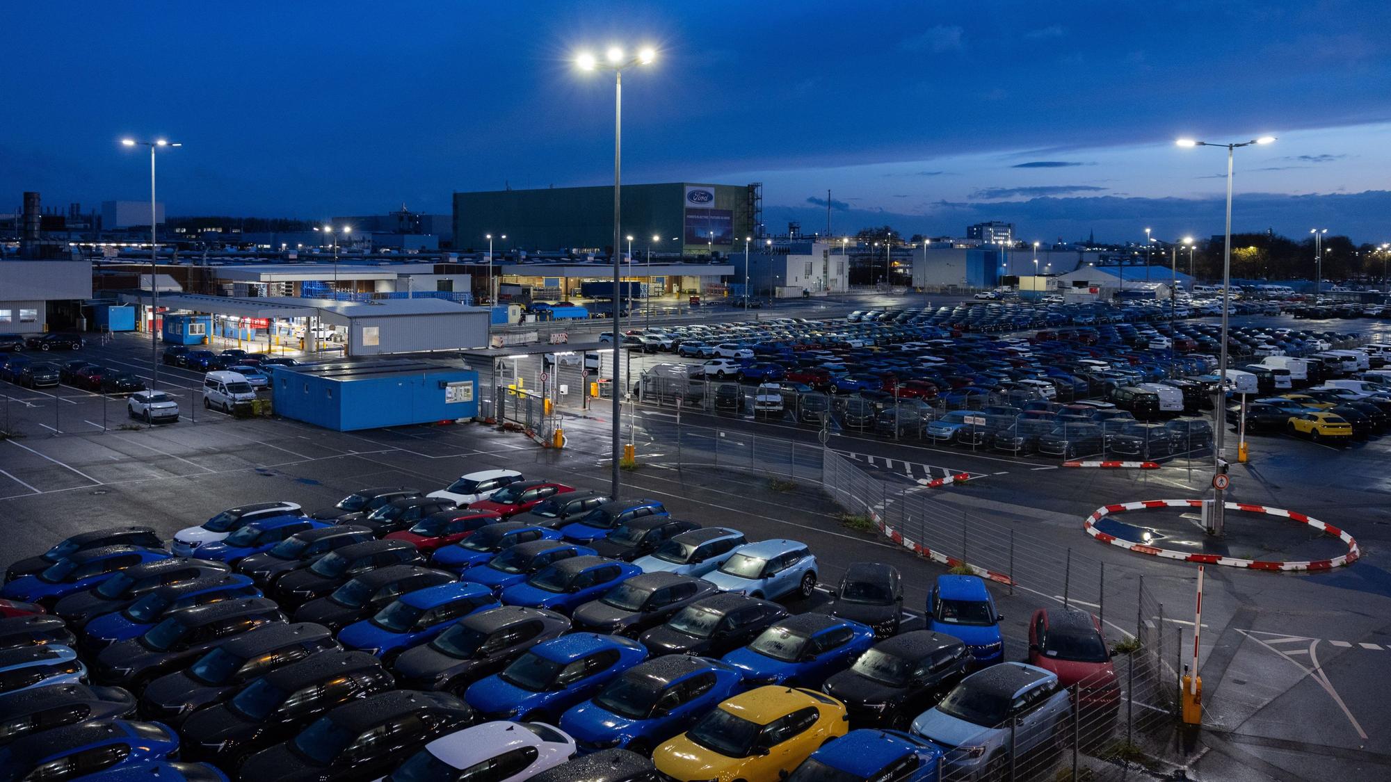 Elektroautos vom Typ Explorer und Capri stehen auf dem Werksgelände der Ford-Werke in Köln-Niehl.