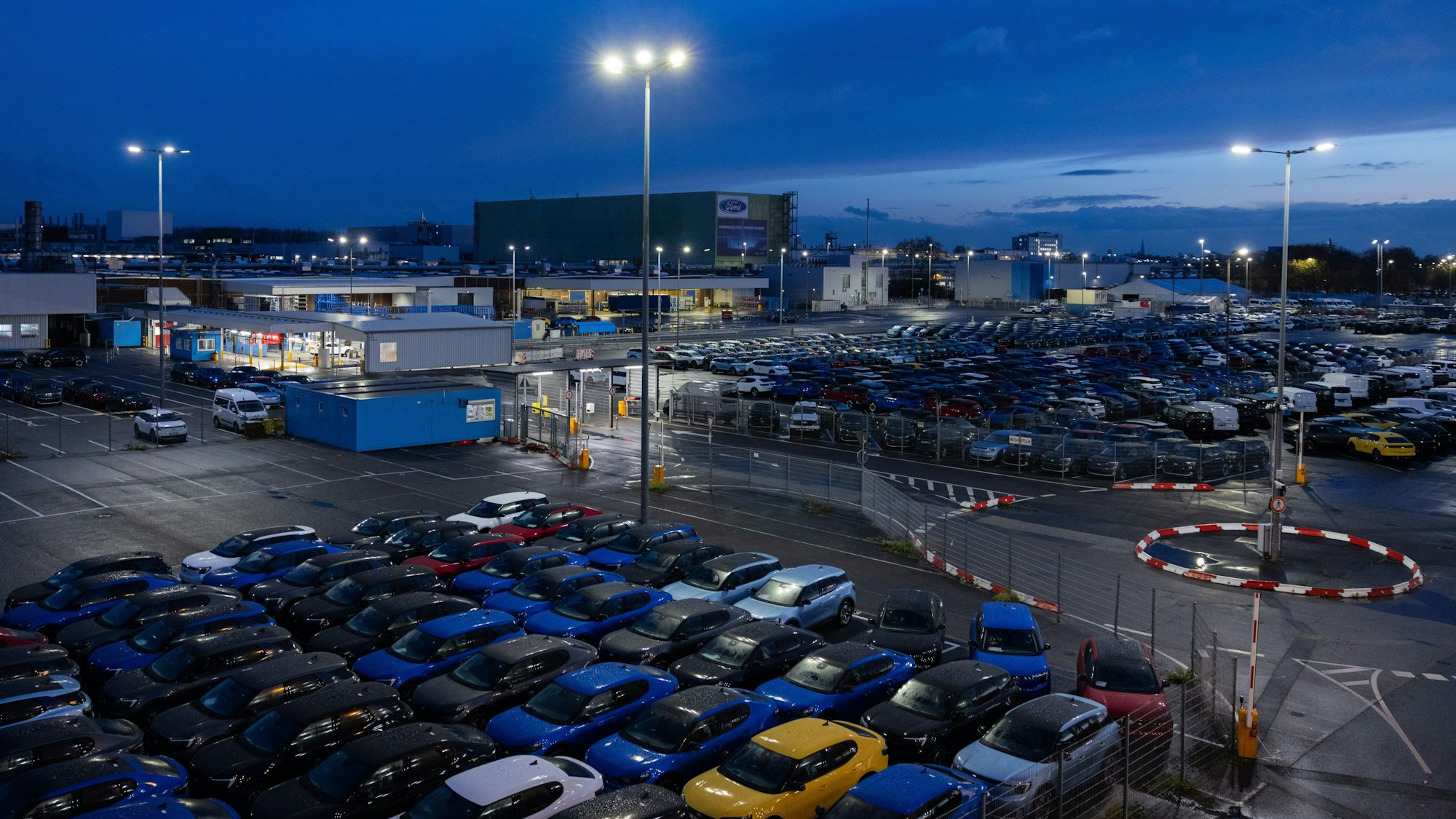 Elektroautos vom Typ Explorer und Capri stehen auf dem Werksgelände der Ford-Werke in Köln-Niehl.