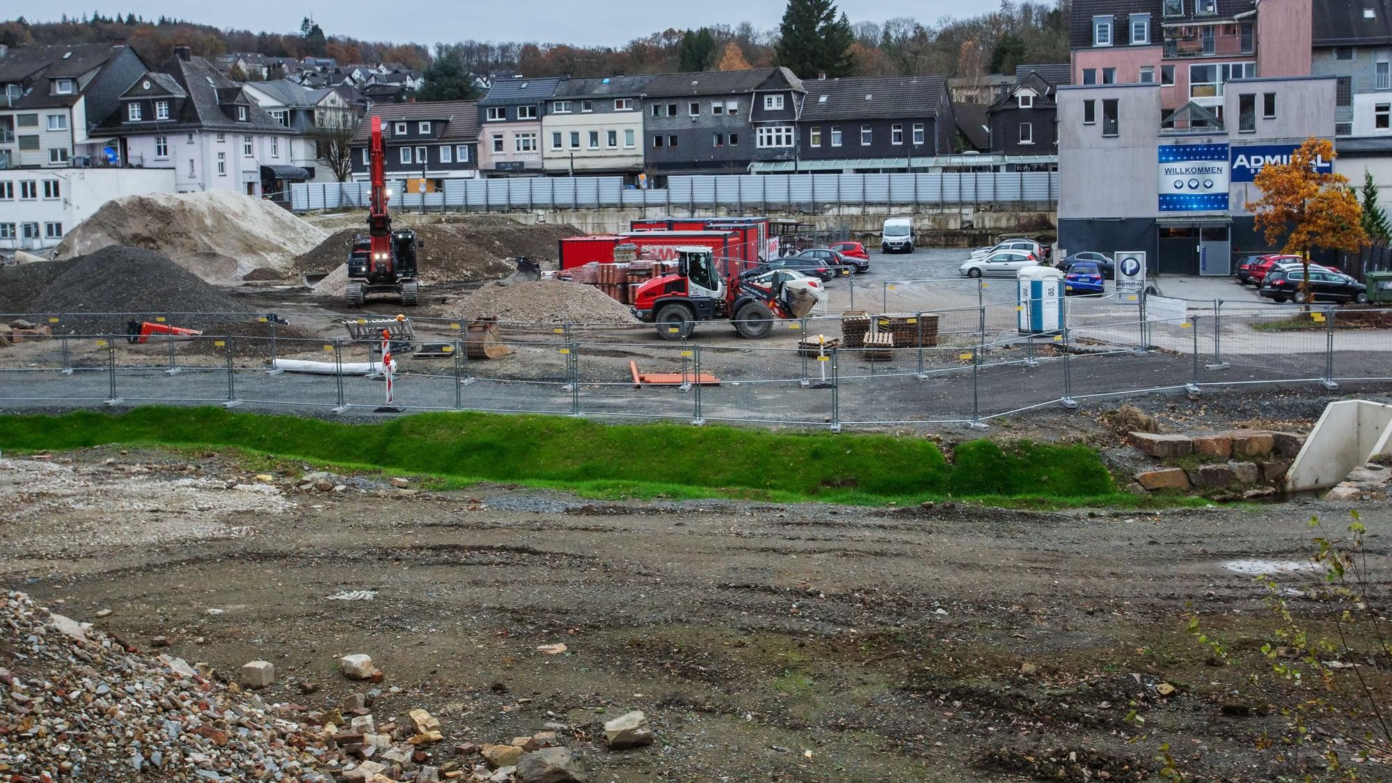 Auf dieser Fläche entlang der Bahnhofstraße soll neuer Wohnraum entstehen. Das Grundstück ist Teil des früheren Merkur-Geländes.