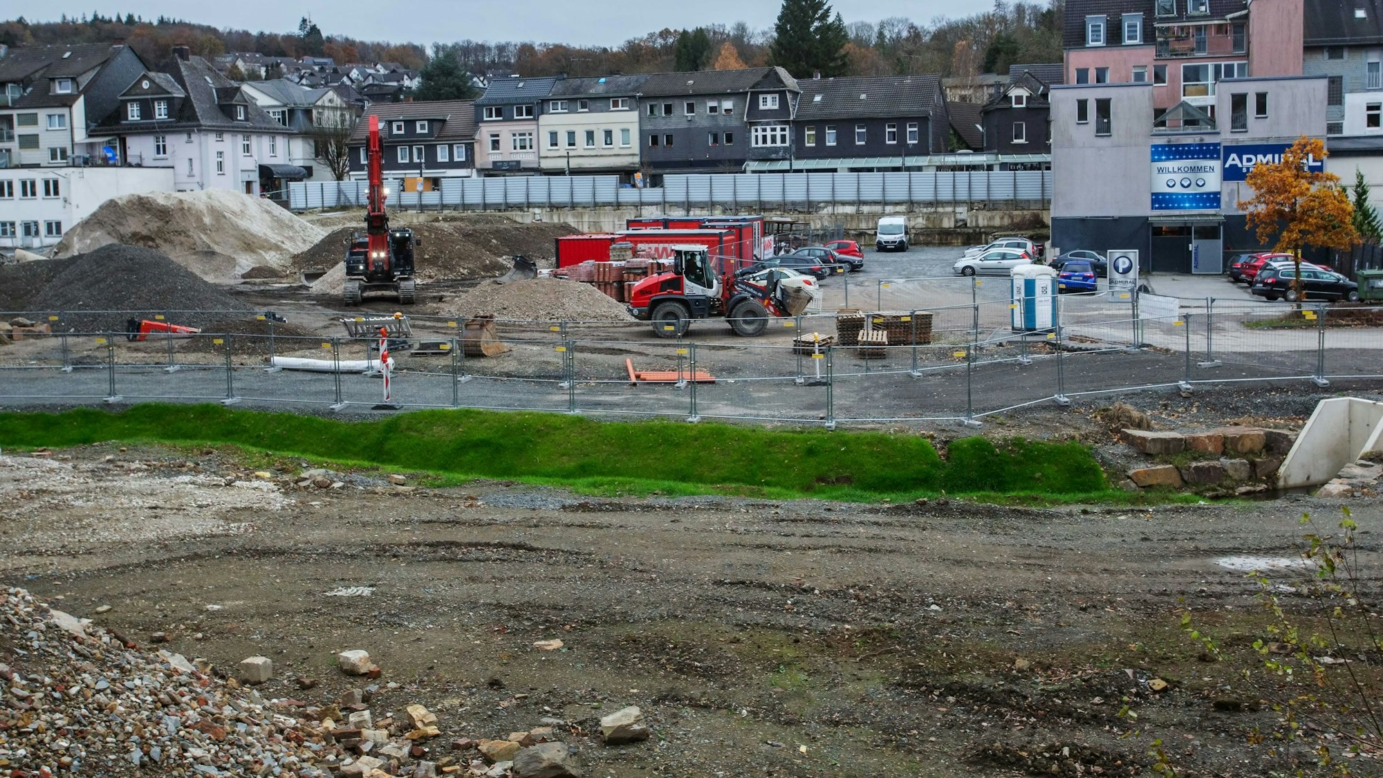 Auf dieser Fläche entlang der Bahnhofstraße soll neuer Wohnraum entstehen. Das Grundstück ist Teil des früheren Merkur-Geländes.
