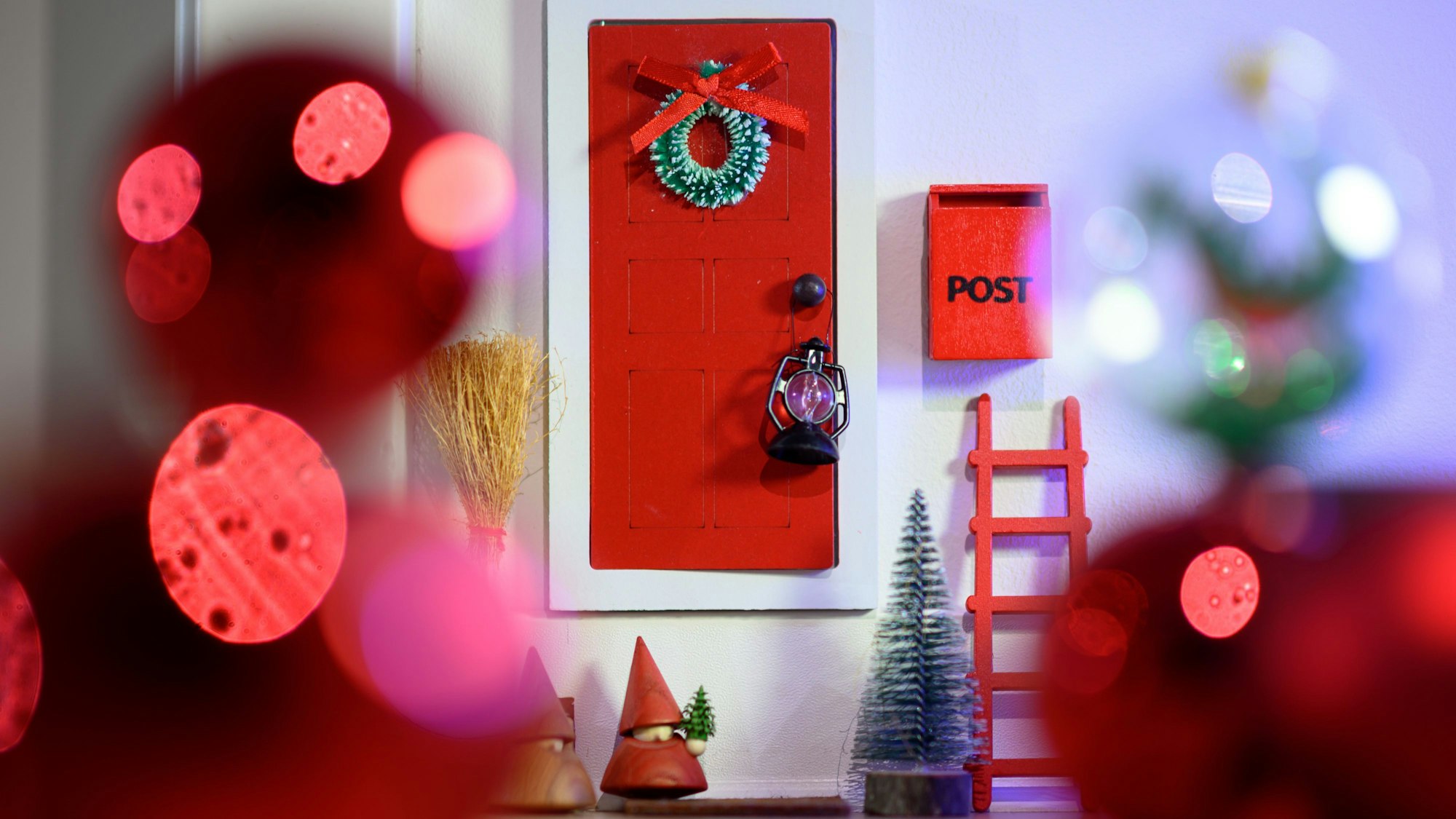 Eine sogenannte Wichteltüre mit eigenem Postkasten ist in einer Wohnung zu sehen.