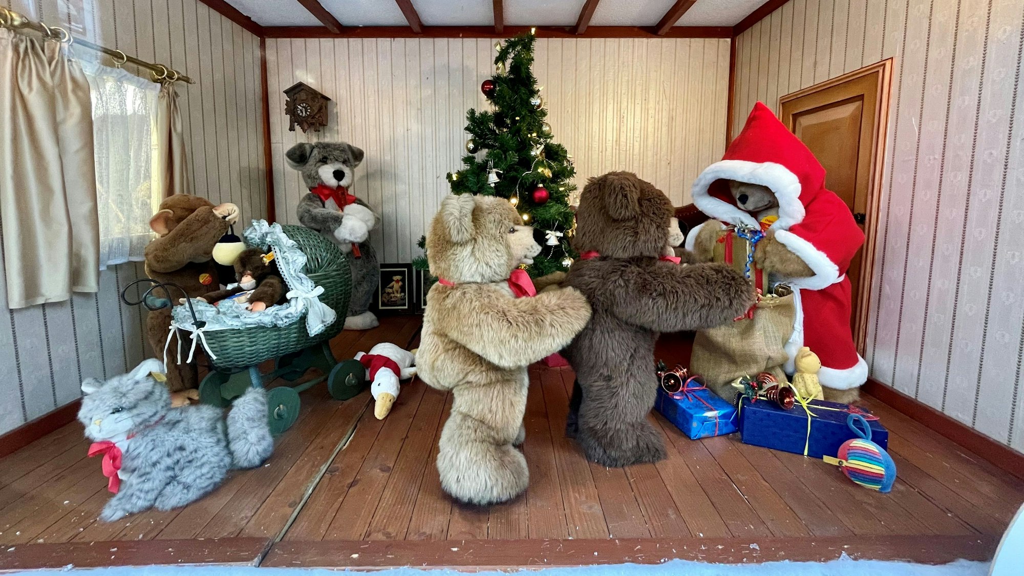 Kuscheltiere in der guten Stube im Steiff-Weihnachtsfenster in Köln.
