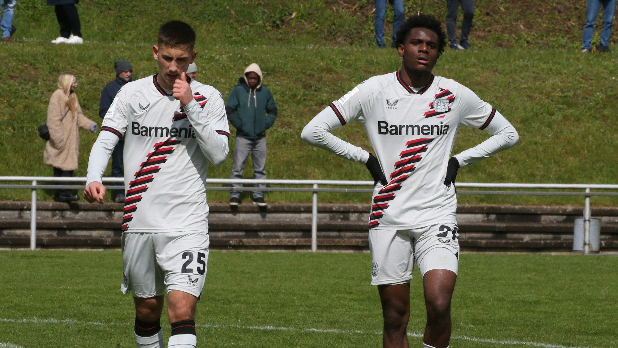 Bundesliga A - Junioren Staffel West, Saison 2023 -2024, 23. Spieltag, 21.04.2024, Wuppertaler SV - Bayer 04 Leverkusen.-- Marton Szep links und Madi Monamay beide Bayer 04 Leverkusen *** Bundesliga A Junioren Staffel West, Season 2023 2024, Matchday 23, 21 04 2024, Wuppertaler SV Bayer 04 Leverkusen Marton Szep left and Madi Monamay both Bayer 04 Leverkusen