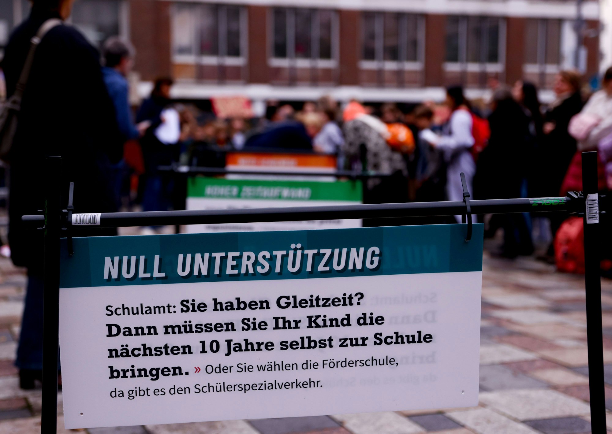 Eltern demonstrierten vor dem Rathaus gegen Inklusionshindernisse.