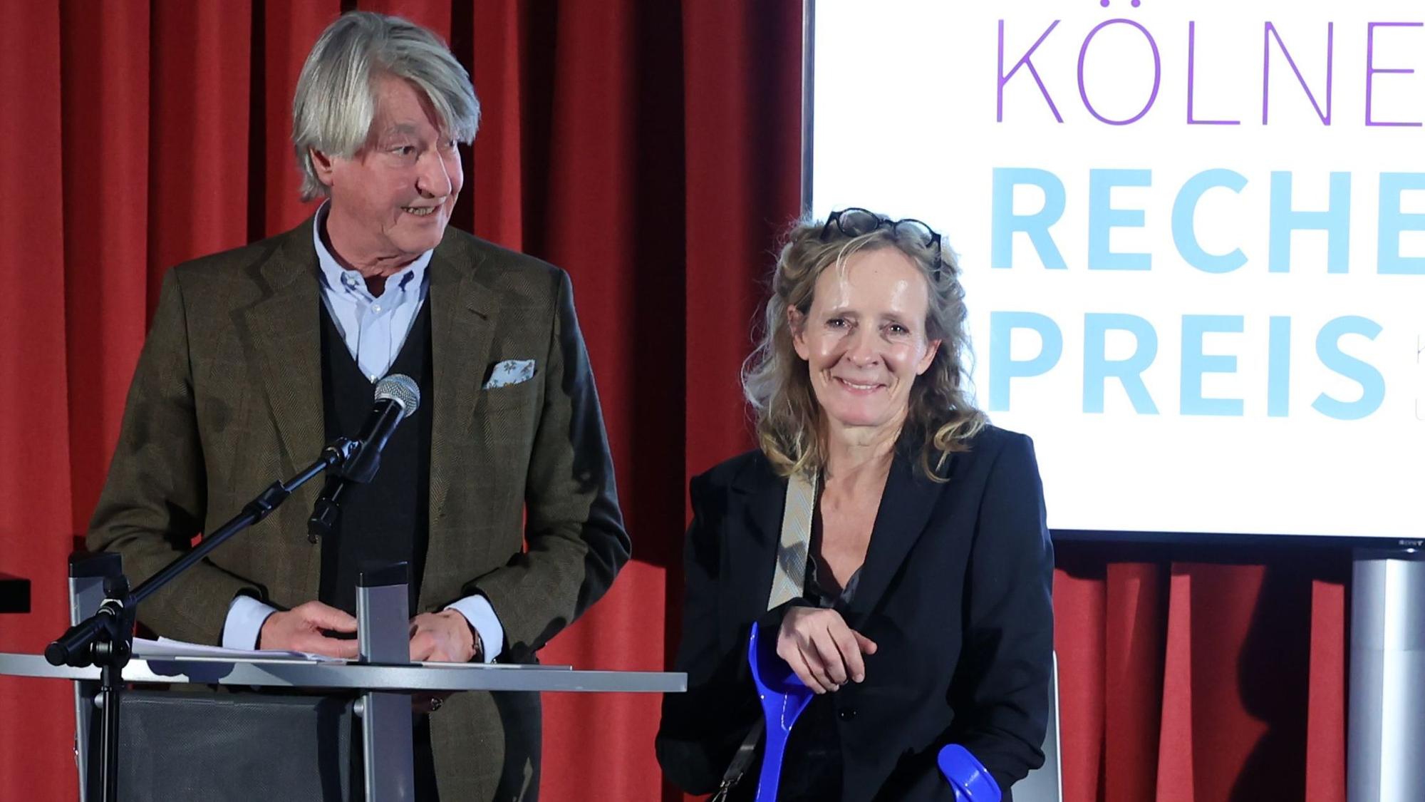 Christian DuMont Schütte (links) und Isabelle Neven DuMont (rechts) bei der Preisverleihung zum Kölner Recherchepreis.