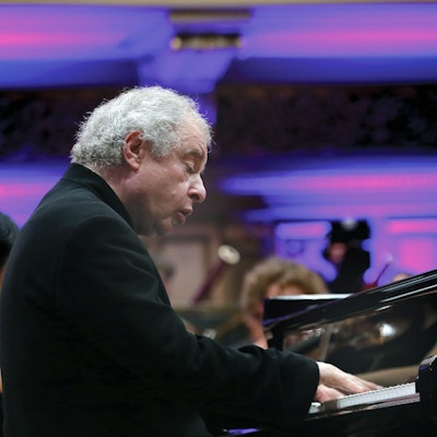András Schiff sitzt am Klavier.