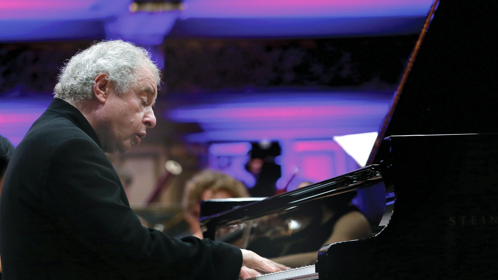 András Schiff sitzt am Klavier.