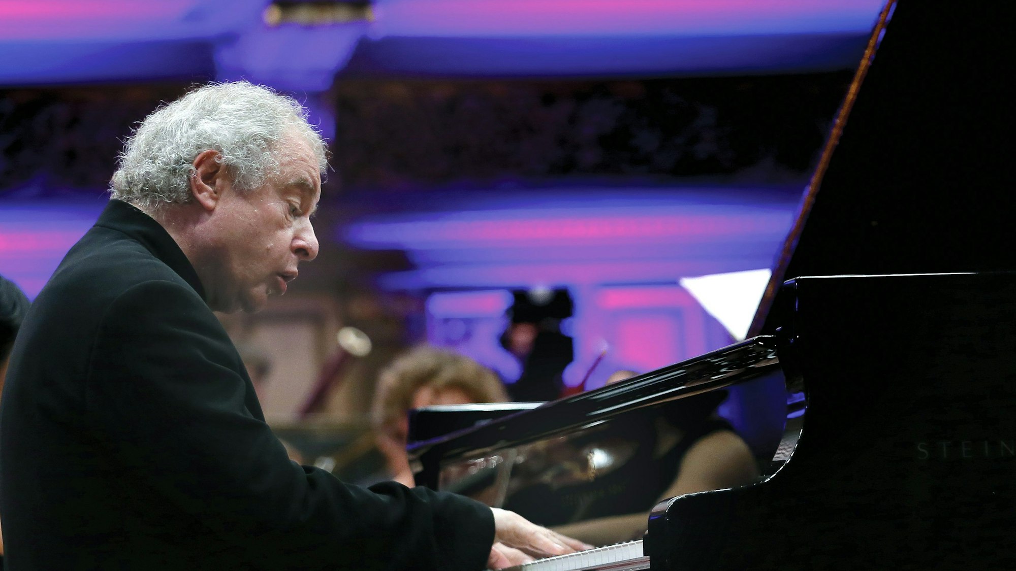 András Schiff sitzt am Klavier.