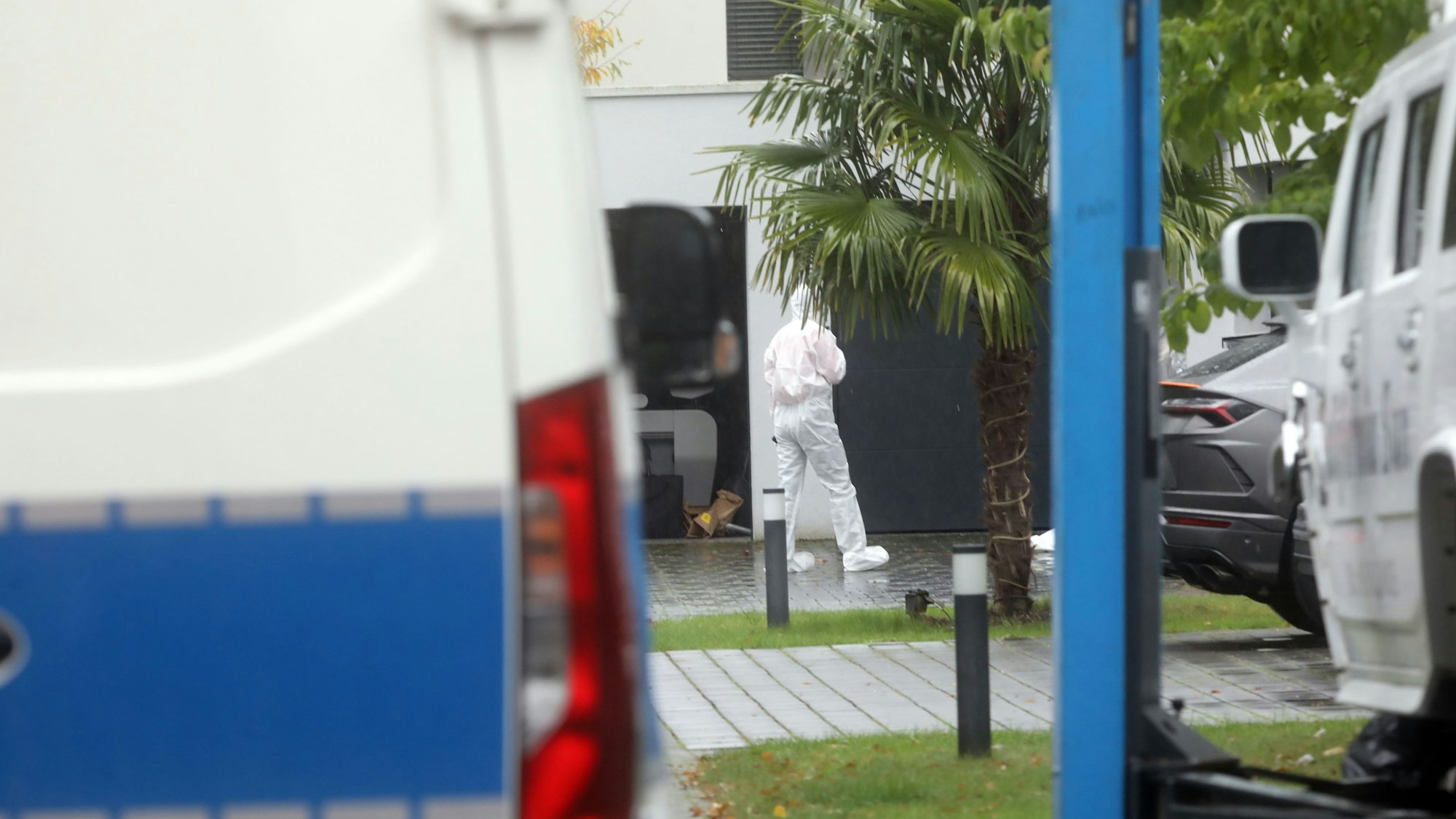 In einem Haus in Köln-Hahnwald wurde am Mittwoch (9. Oktober 2024) die Leiche des Eigentümers der Sonnenstudiokette „California Sun“ gefunden.