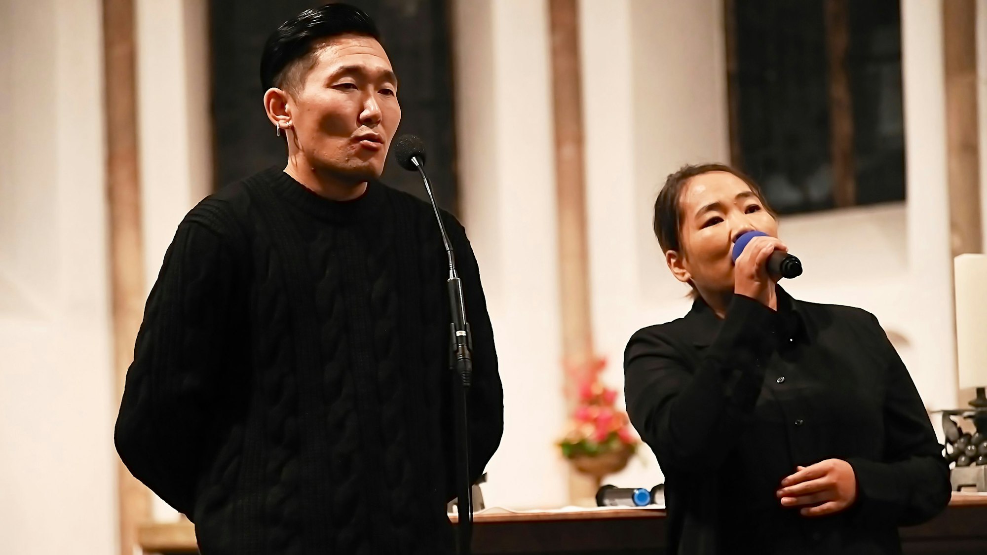 Khurelzul und Myadagmaa bei ihrem gemeinsamen Auftritt. Beide tragen schwarze Kleidung.