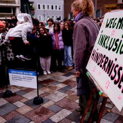 Ein Junge hüpft über ein Hindernis des Parcours.