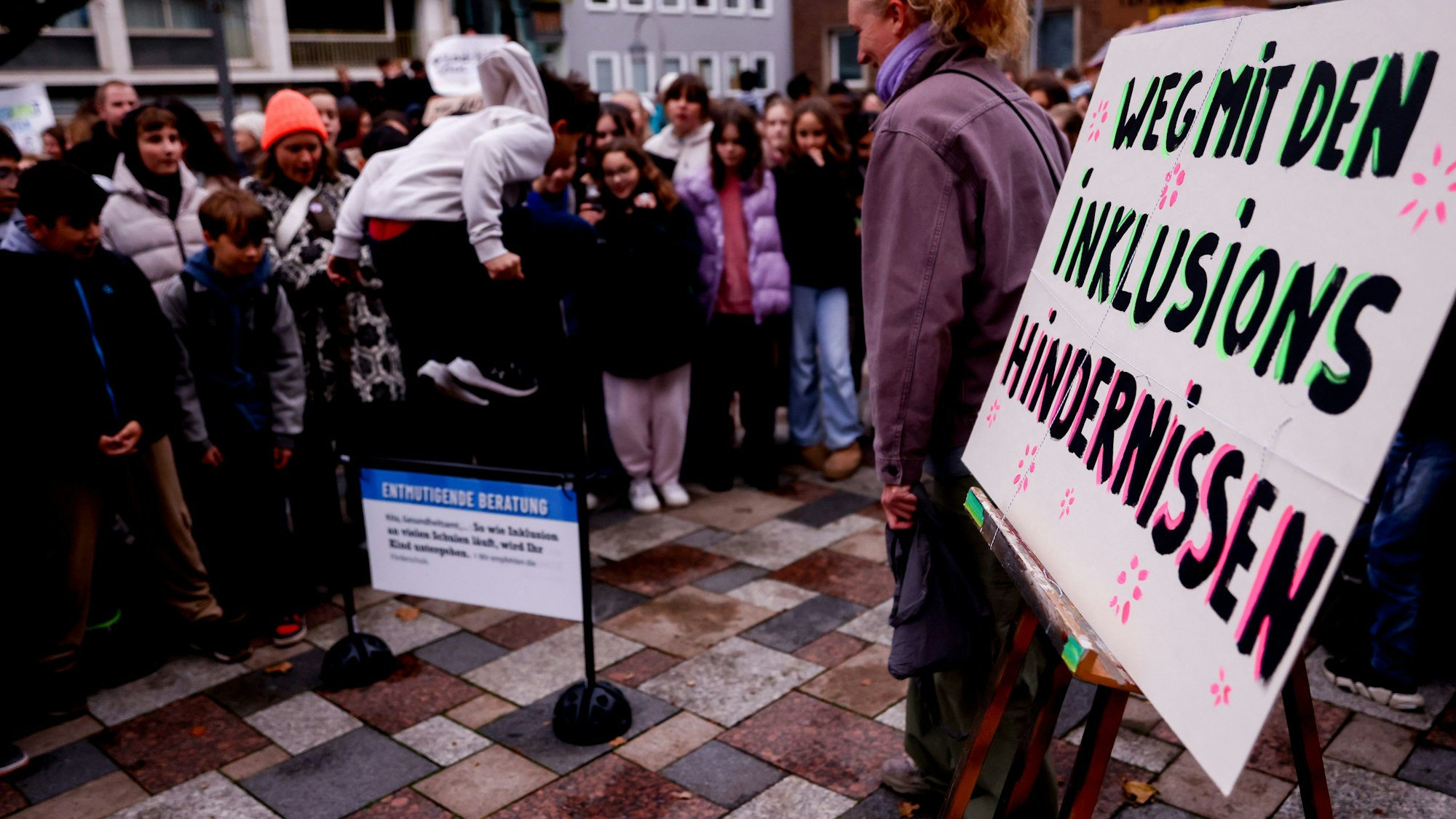 Ein Junge hüpft über ein Hindernis des Parcours.