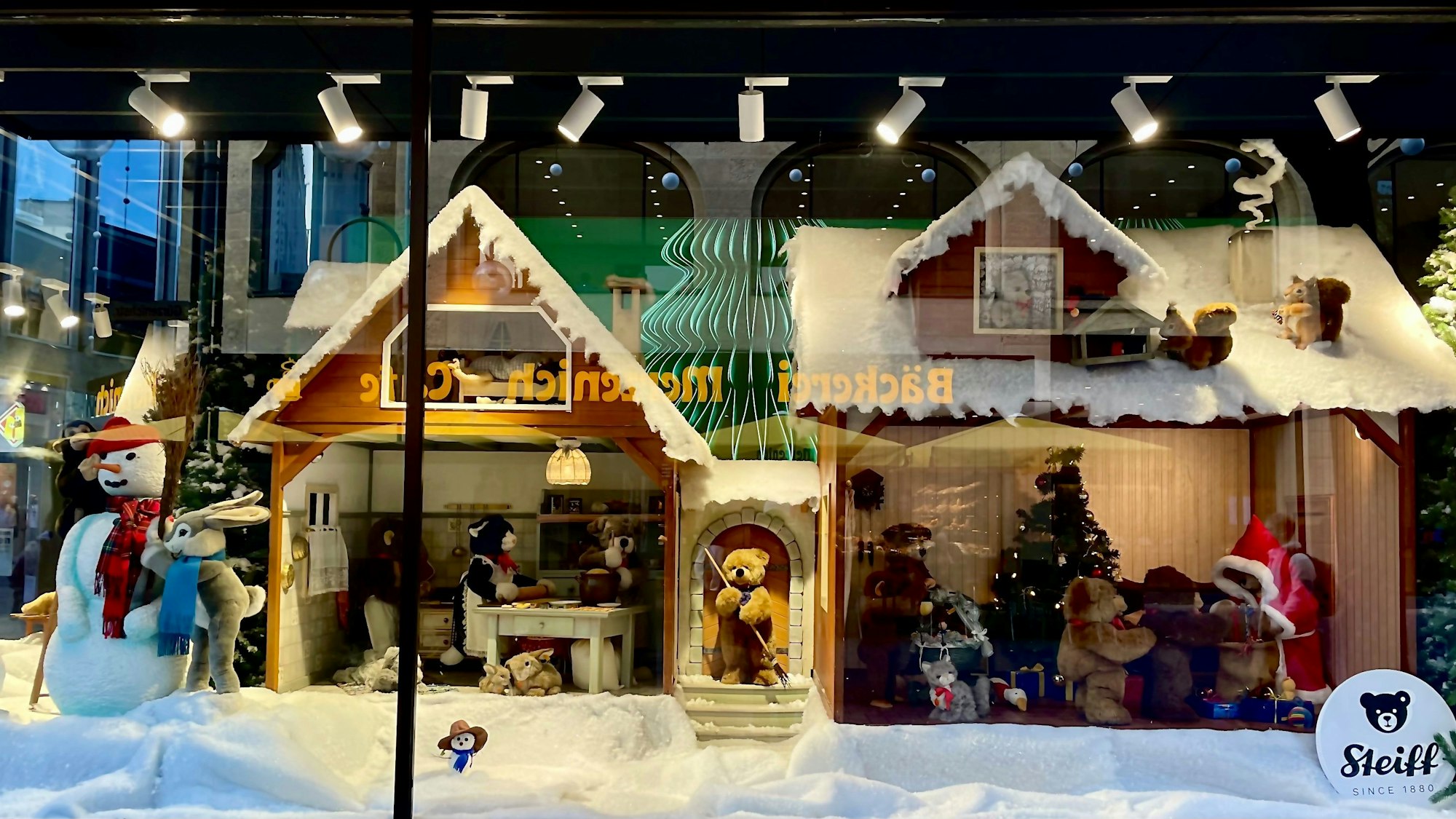Das Steiff-Weihnachtsfenster im ehemaligen Kaufhof in Köln.