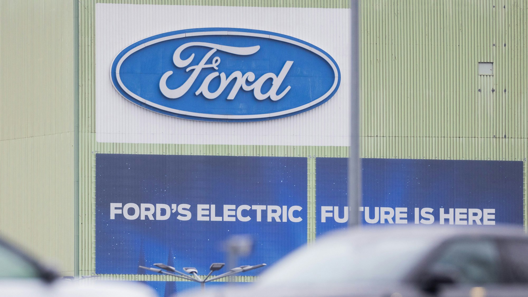20.11.2024, Nordrhein-Westfalen, Köln: Ford Elektroautos vom Typ Explorer stehen auf Autotransportern auf dem Werksgelände von Ford. Es ist das erste Elektroauto von Ford aus Europa. Der US-Autobauer Ford will bis Ende 2027 in Deutschland 2.900 Stellen abbauen und so die Kosten senken. Foto: Rolf Vennenbernd/dpa +++ dpa-Bildfunk +++