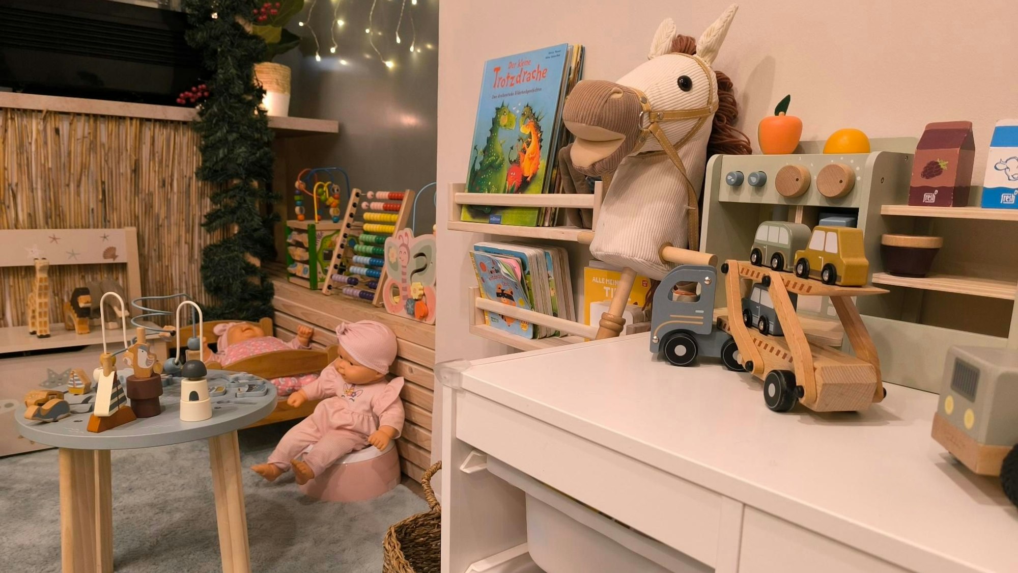 Babybeach Leverkusen ist ein Eltern-Kind-Café, das einen Salz-Spielplatz bietet, welcher Kinderkrankheiten lindern können soll.