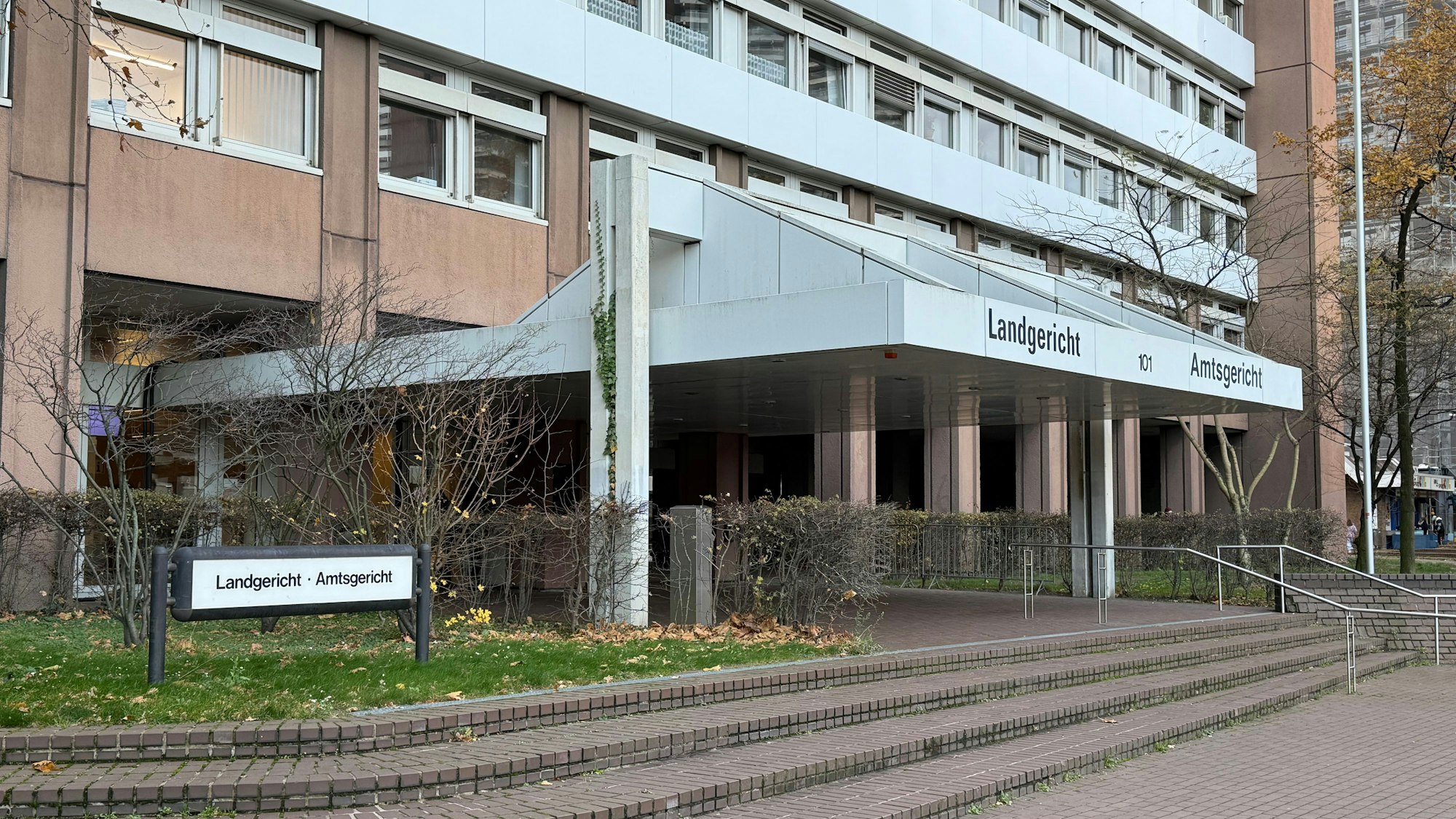 Ein Schild weist auf das Landgericht Köln hin.