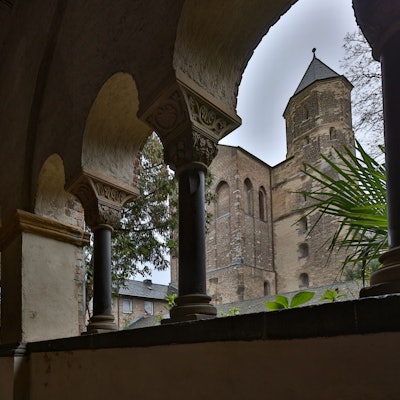 Blick auf die Kirche Sankt Maria im Kapitol durch Säulen hindurch